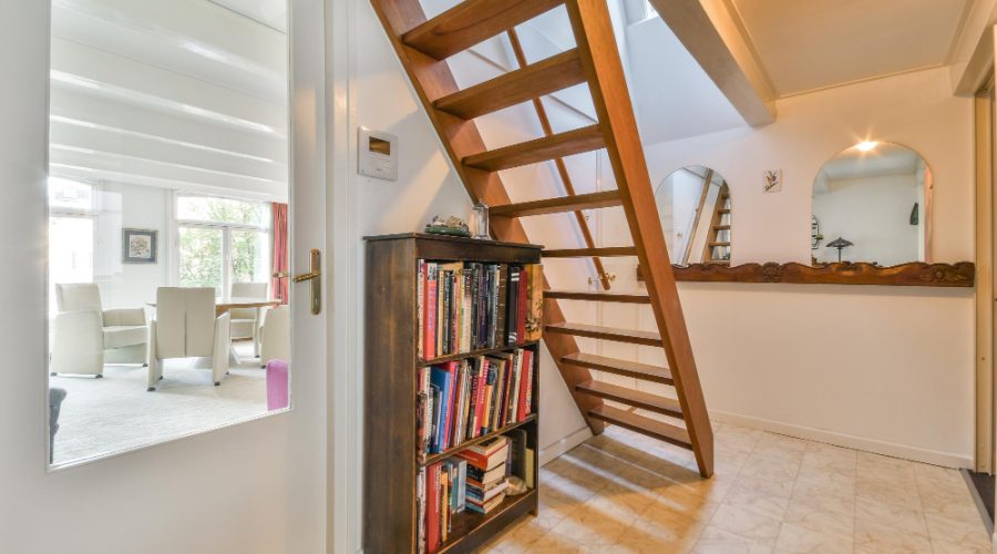 Transformer votre espace avec l'art d'intégrer une bibliothèque déstructurée en bois