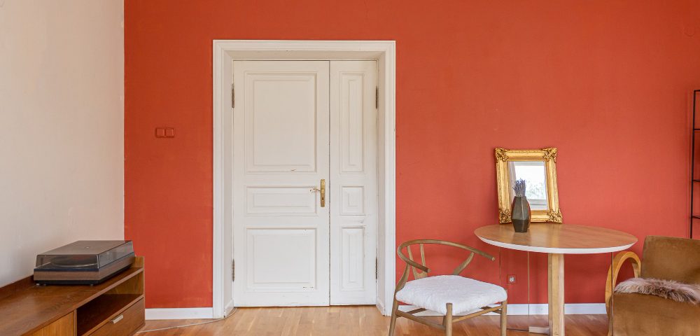 peinture à choisir pour une porte en bois intérieur durable et esthétique