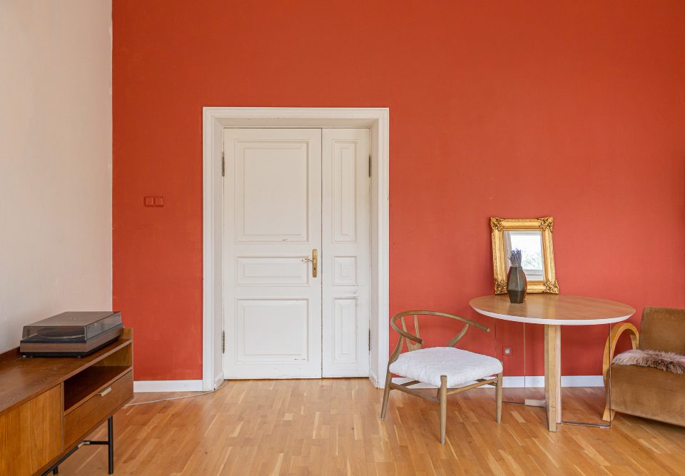 peinture à choisir pour une porte en bois intérieur durable et esthétique