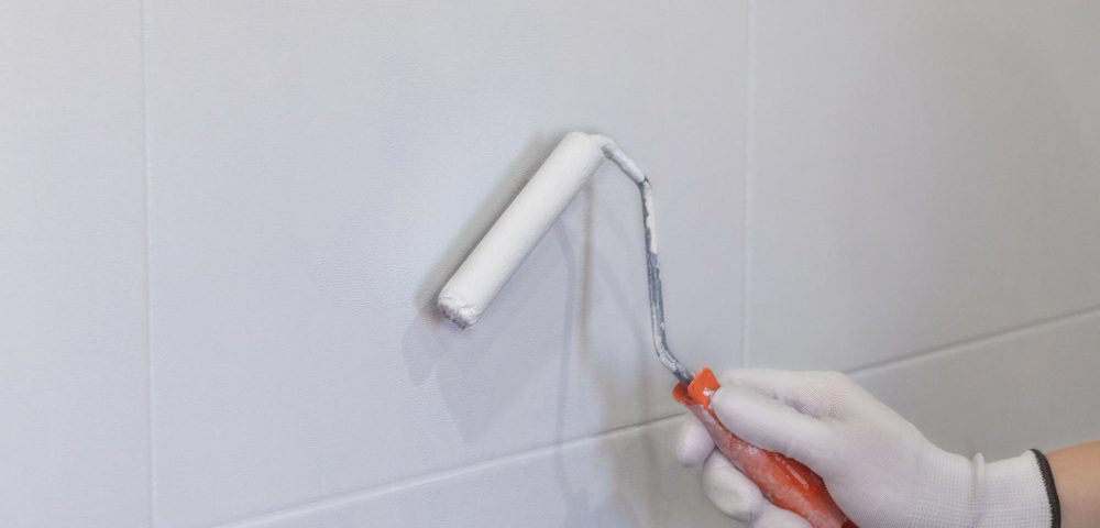 recouvrez votre carrelage de salle de bain sans avoir à tout démonter
