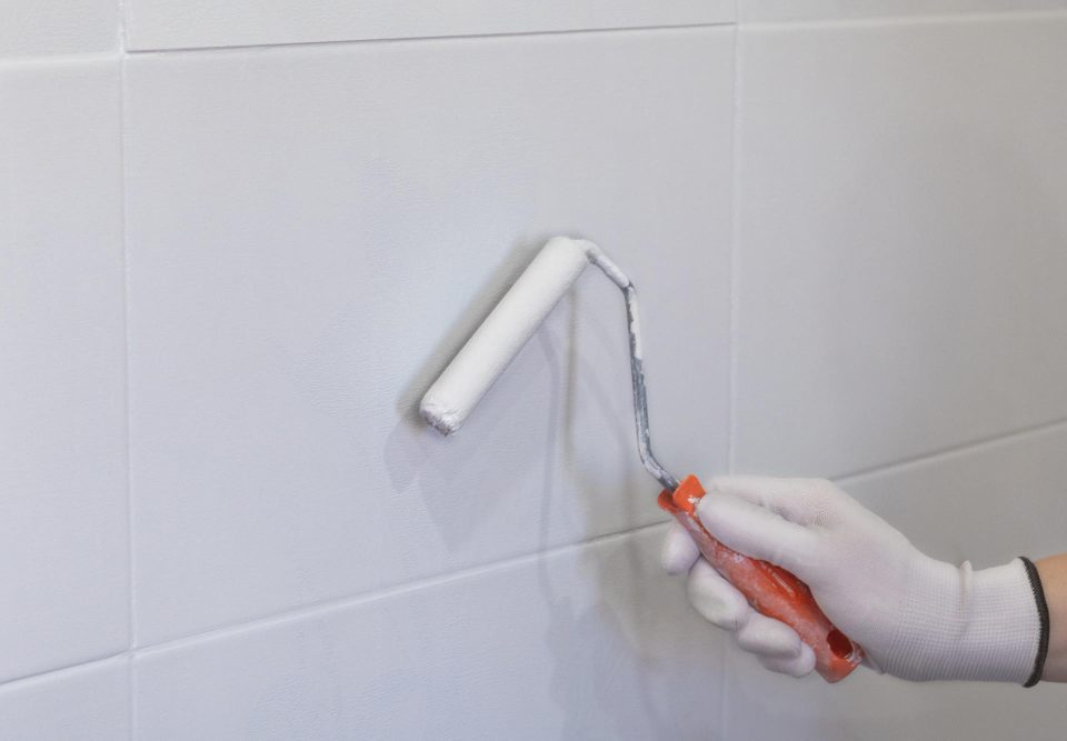 recouvrez votre carrelage de salle de bain sans avoir à tout démonter