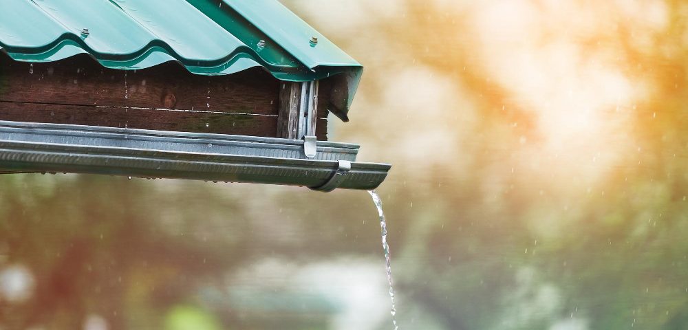 guide pratique pour Installer un récupérateur d'eau de pluie pour gouttière en zinc
