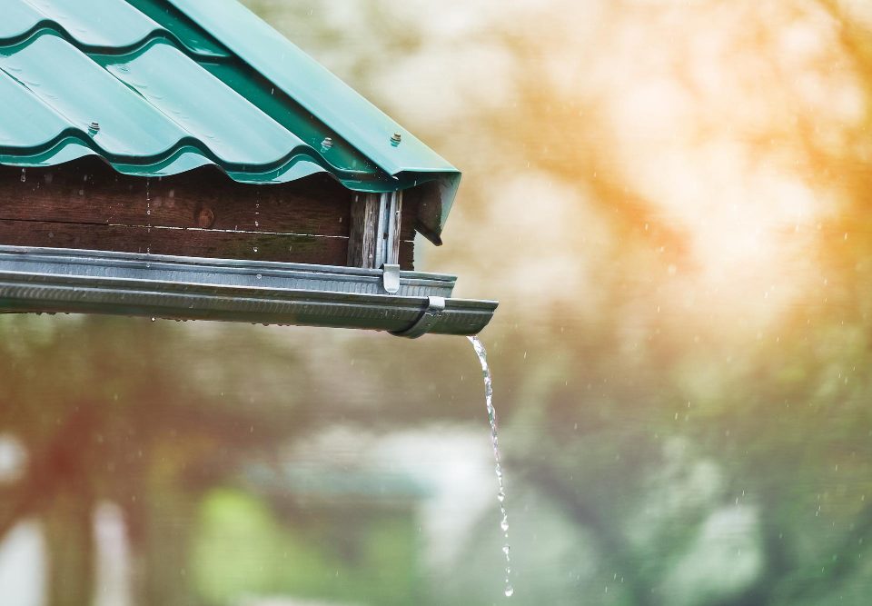 guide pratique pour Installer un récupérateur d'eau de pluie pour gouttière en zinc